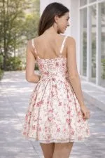 Vestido floreado corto con estampado de rosas.